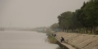 تصاویر دیدنی روز؛ از جولان گرد و خاک عربستان در آبادان تا گیتار نواختن یک گروهبان
