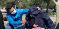 فیلم| گریه های سوزناک ننه علی در بهشت زهرا با کاپشن پسرش