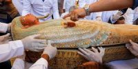 لحظه بازکردن تابوت‌ اجساد مومیایی کشف شده در مصر