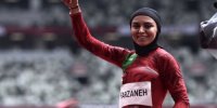 کلیپ استقبال همسر فرزانه فصیحی در فرودگاه