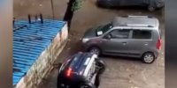 ویدیویی از لحظه فرو رفتن یک خودرو در چاه