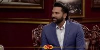 زیرمیزی دادن نیکبخت واحدی به مهران مدیری + فیلم