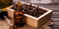 درمان آکنه با روغن میخک