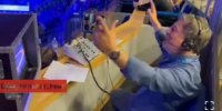 فیلم/ شور و نشاط هادی عامل در لحظات گزارش پیروزی امیرحسین زارع بر طاها آکگل قهرمان جهان و المپیک از ترکیه و راهیابی به فینال