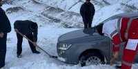 نجات سرنشینان خودروهای سواری در گردنه‌های برفگیر بلده نور مازندران