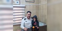 پلیس مهربان میانه به گریه های پسربچه ۳ ساله گمشده پایان داد / مادر نگران پسرش را به آغوش کشید