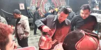 متفکر آزاد  از سوگواران ایام فاطمیه با چای پذیرایی کرد +عکس