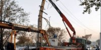 خسارت به شبکه برق به دلیل برخورد خودروی سواری با تیر برق