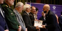 اهدای دو تندیس جشنواره سلام به مدیر روابط عمومی شرکت فولاد خوزستان