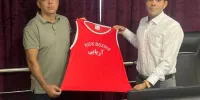 تعامل ورزش و علم؛ پیراهن آکادمی «آریایی نژاد» به متخصص فیزیولوژی ورزشی تبریز اهدا شد