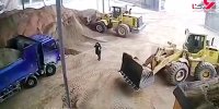 زنده به گور کردن یک مرد با لودر