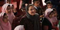 شبنم مقدمی در میان دانش‌آموزان مناطق محروم