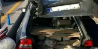 پراید بین چرخ‌های تریلی پرس شد! / عکس