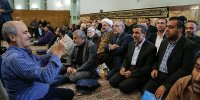 عکسی از احمدی‌نژاد و رفقایش در یک مراسم ختم