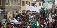 تظاهرات هزاران نفر در اعتراض به لغو خودمختاری کشمیر