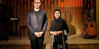 یک نوازنده دوتار گروه شیلر را در تورهایش همراهی می‌کند