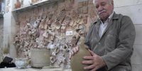 کاشی ماندگار سر در منزل استاد سفالگری نصب شد