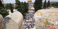 ده‌ها هزار فلسطینی آخرین نماز جمعه ماه رمضان را در  مسجدالاقصی به جا آوردند