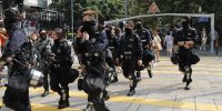 تجمع معترضان هنگ‌کنگی و حمله پلیس با گاز اشک آور و اسپری فلفل