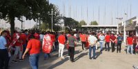 تماشاگران محترم، لطفا سر جای خود بنشینید!