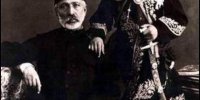 یادداشت‌های اعتمادالسلطنه در چهارشنبه ۱۹ مرداد ۱۲۶۶ خورشیدی: مشیرالدوله پدرسوخته محض تملق به روس‌ها روزنامه اکودپرس [را] سه ماه تعطیل کرد