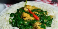 خوراک مرغ و اسفناج سرخ‌شده؛ مغذی در عین سادگی