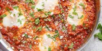 طرز تهیه شکشوکه؛ تخم مرغ با سس گوجه فلفلی خودمان!