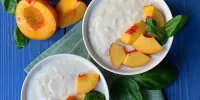 طرز تهیه ماست هلو؛ میان‌وعده‌ای سالم و کم‌کالری