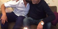 بوسه اردلان آشتیانی  بر گونه پدرش