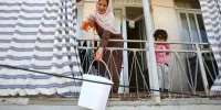 سیل زدگان، به پشت بام خانه ها پناه برده بودند