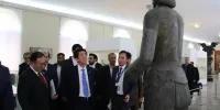 نخست‌وزیر ژاپن به موزه ملی ایران رفت