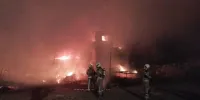 آتش‌سوزی انبار چوب در جاده خاوران/۲۰ گوسفند زنده در آتش سوختند