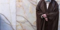حضور رهبر معظم انقلاب بر مزار پدرشان در حرم رضوی+عکس