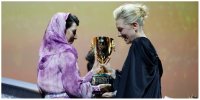 اهدای جایزه بهترین بازیگر زن جشنواره ونیز توسط لیلا حاتمی
