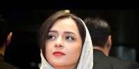 عکسی از پدر ترانه علیدوستی مقابل زندان اوین