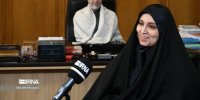 عکسی از ماکت سردار سلیمانی پشت میز کار دخترش