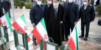 حضور رهبر انقلاب بر مزار دو شهید حادثه هواپیمای اوکراینی/ عکس