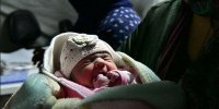 عکسی از نوزاد متولد زلزله خوی