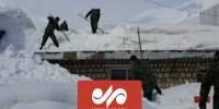 برف‌روبی ماموران یگان ویژه پلیس در کوهرنگ