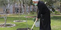 رئیس قوه قضائیه در اصفهان یک اصله نهال میوه غرس کرد