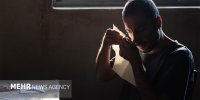 اهدای جایزه اصلی فستیوال ژنو به شب، داخلی، دیوار