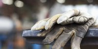 کارفرما مجاز به پرداخت نصف مزد و لغو یک طرفه قراردادِ تازه کاران!
