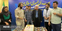 بزرگداشت اکبر منانی درجمع رادیویی‌ها/فکر می‌کنند دوبله کاری ندارد