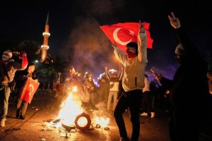 آخرین تحولات از بحران سیاسی ترکیه/ اردوغان زیر تیغ دموکراسی دوام می‌آورد؟