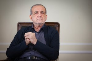 دوسال است که  دشمن با پزشکیان می جنگد؛ دوسال است که صداوسیما هم علیه اوست اما مرد وفاق هنوز استوار است