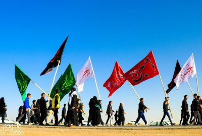 زائران ایرانی جاده راهپیمایی اربعین را پاک می‌کنند