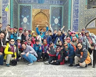 عکس | تصویر یادگاری گردشگران زن اروپایی در ایران با چادر