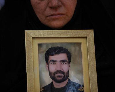 تصاویر | قاب‌های عکس معنادار در نخستین دادگاه رسیدگی به دادخواهی خانواده‌های شهدای مدافع حرم