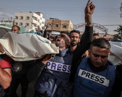 تصاویر | تشییع پیکر دو خبرنگار در غزه | بغض و اشک های دوستانش را ببینید