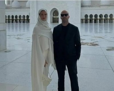 عکس | حجاب و پوشش زوج مشهور هالیوودی در یک مسجد